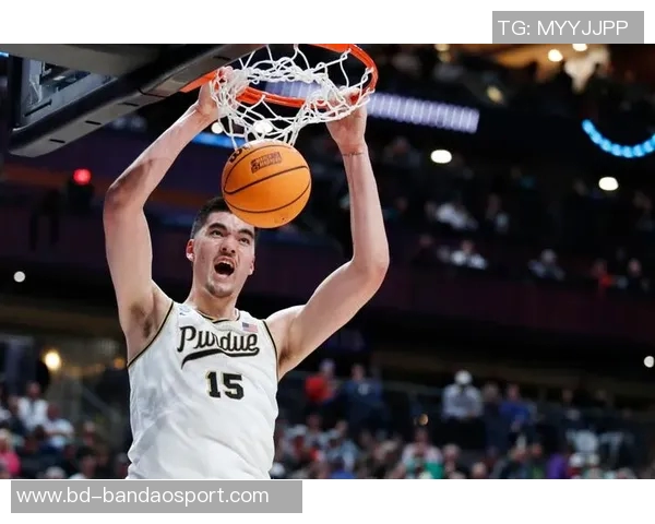 哈珀赞文班亚马全能表现其打法时而似控卫展现多面才华