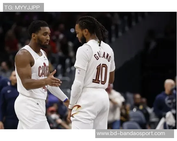 米切尔半场表现亮眼12投7中斩获17分6篮板2助攻且零失误正负值高达19