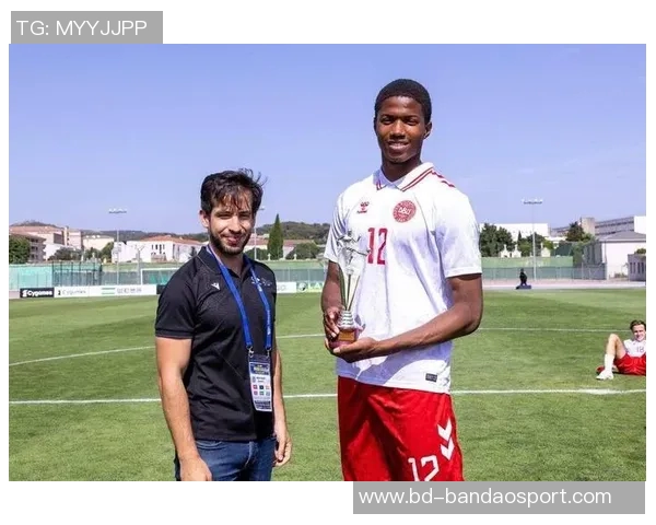 奥比马丁随曼联一线队训练舍什科受伤或为他创造机会