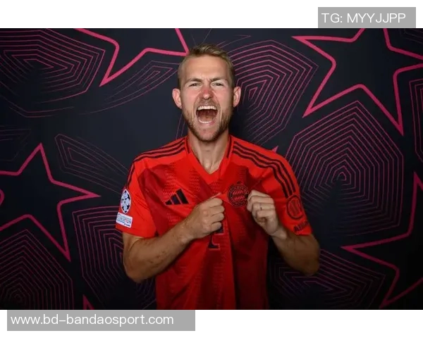 德里赫特社交媒体分享庆祝照片感谢曼联球迷支持艰难比赛后的喜悦