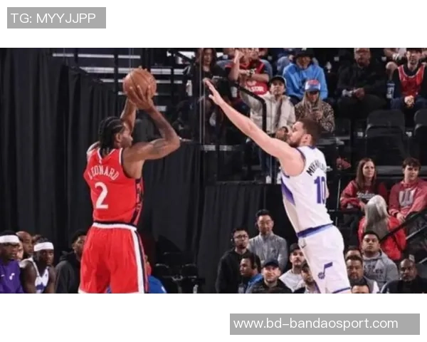 泰伦卢赞尼德豪泽拼劲十足能量满满抢板盖帽表现出色贡献六个进攻篮板